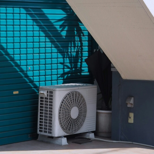 Motore esterno per pompa di calore raffrescamento estate.