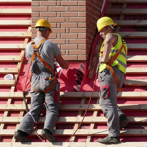 operai impegnati nei lavori di coibentazione tetto esterno